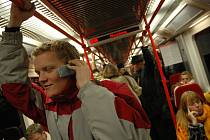 Telefonování v metru. Ilustrační foto. 