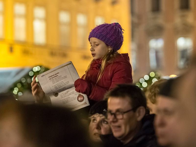 Česko zpívá koledy na Staroměstském náměstí. 