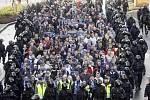 Fanoušky Baníku eskortovali policisté ihned po příjezdu na nádraží Vršovickou ulicí na stadion Slavie.