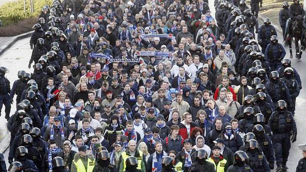 Fanoušky Baníku eskortovali policisté ihned po příjezdu na nádraží Vršovickou ulicí na stadion Slavie.