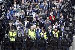 Fanoušky Baníku eskortovali policisté ihned po příjezdu na nádraží Vršovickou ulicí na stadion Slavie.