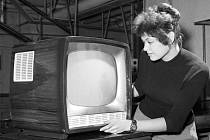 TESLA. Televizory Tesla vyráběné ve Strašnicích byly svého času velice oblíbené. Na snímku z roku 1960 je tehdy nový model Ametyst s úhlopříčkou 43 cm.