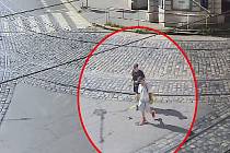 Policie hledá muže, kteří ukradli kola pražským strážníkům.