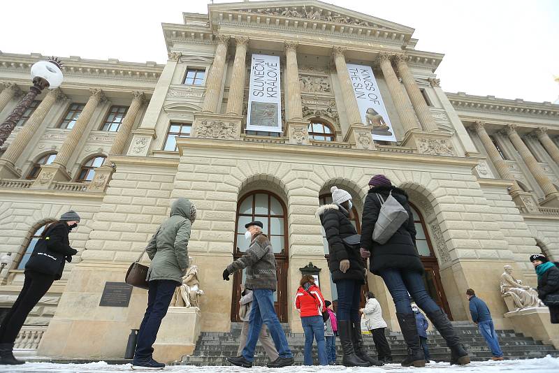 Národní muzeum, které bylo kvůli druhé vlně epidemie koronaviru zavřeno od 8. října, znovu otevřelo ve čtvrtek 3. prosince 2020. Vstup prvních návštěvníků jsme navštívili s redakčním objektivem.