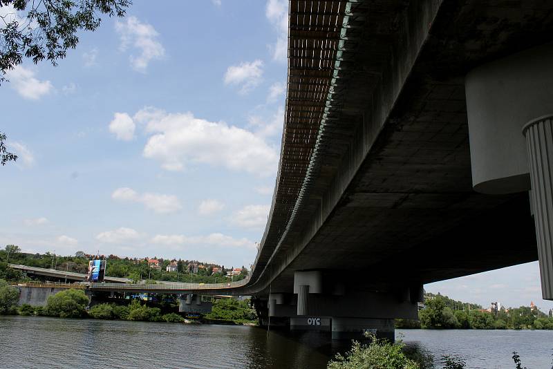 Z opravy Barrandovského mostu v Praze.