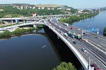 Barrandovský most - pokládka povrchu 22. srpna 2023.