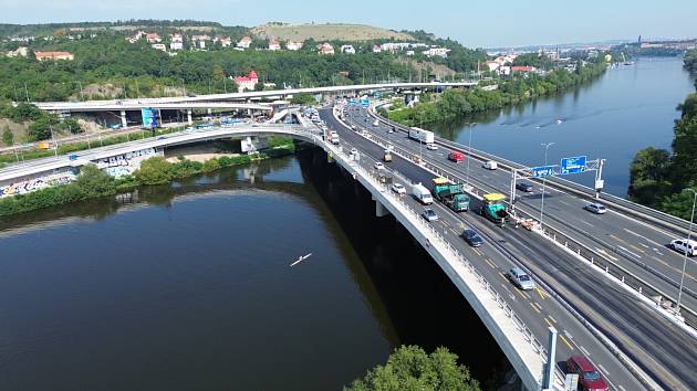 Barrandovský most - pokládka povrchu 22. srpna 2023.