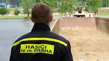 Ze zásahu hasičů s lodí Florián v rámci uvolněné nákladové vany na řece Vltava v pražských Holešovicích.