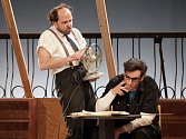 Divadlo Na Fidlovačce rozesměje diváky novou konverzační komedií Magor, ve které zářil i Rowan Atkinson.