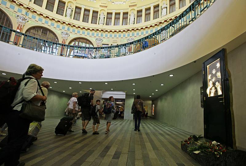 Památník rozloučení na hlavním nádraží v Praze.