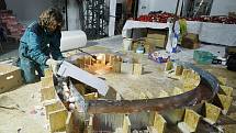 Výtvarník Lukáš Gavlovský pokračoval v sobotu 21. ledna 2012 v Praze s odléváním voskové sochy ve tvaru srdce ze svíček, které lidé zapalovali na památku zesnulého exprezidenta Václava Havla.