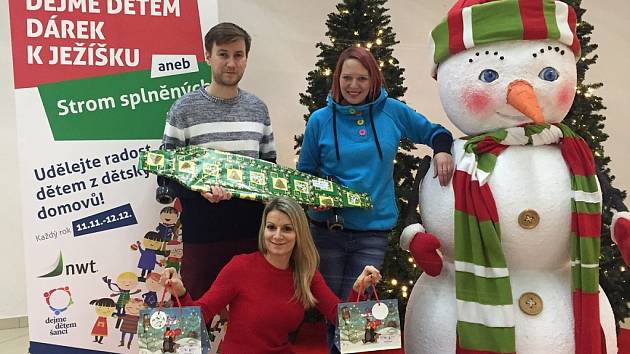 Vánoční sbírka Strom splněných přání letos naplnila očekávání 1046 dětí z dětských domovů, vybráno bylo celkem 1 710 290 korun.