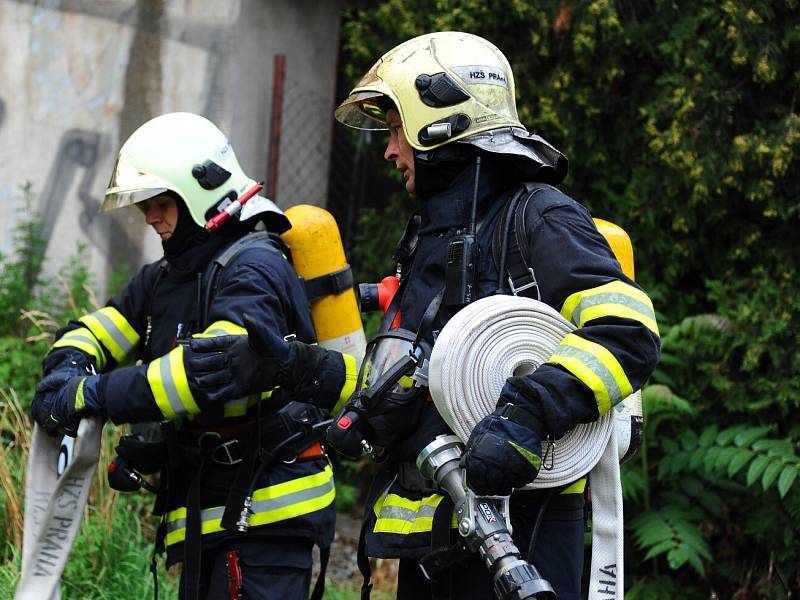 Požár v ulici Košická v pražských Vršovicích.