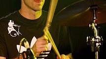 Brankář londýnské Chelsea a národního týmu Petr Čech si zahrál 8. října v pražském klubu Rock café na bicí s kapelou Eddie Stoilow.