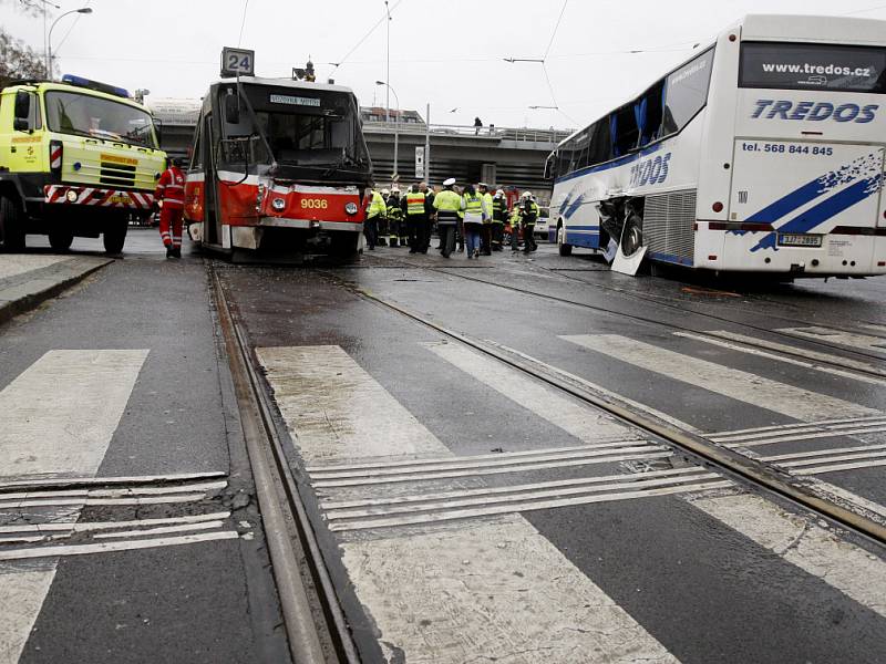 Na Florenci se v pondělí srazil autobus s tramvají. 