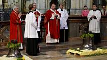 Pražský arcibiskup Dominik Duka požehnal 30. dubna třem novým zvonům v chrámu sv. Víta.