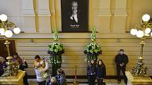 Poslední rozloučení se zpěvákem Karlem Gottem v pražském paláci Žofín.
