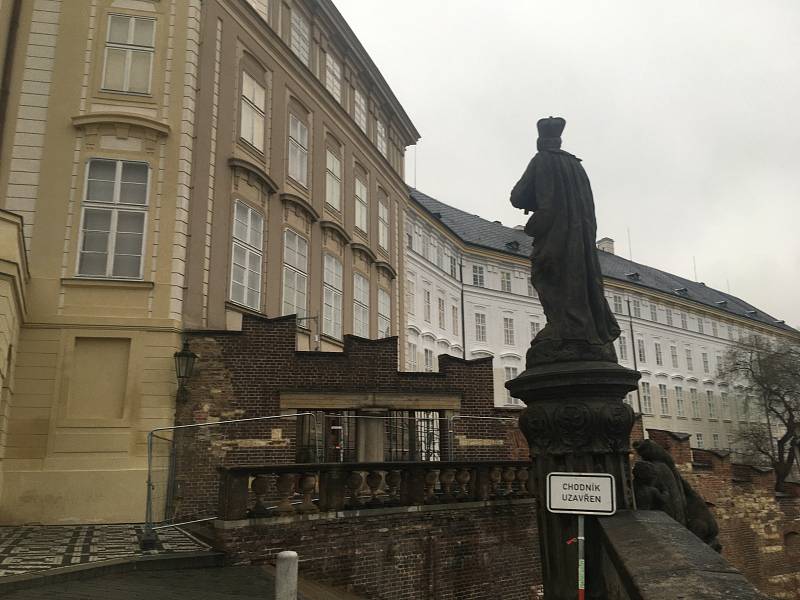 Na bráně u vstupu do jižních zahrad Pražského hradu bylo kvůli rekonstrukci instalováno lešení. Dřevotřísku posléze dělníci sundali.