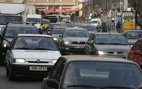 Hluk, špína. Přetížená magistrála v samém centru Prahy.