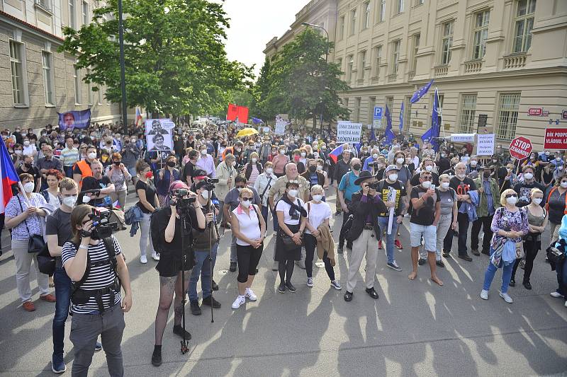 Spolek Milion chvilek uspořádal 1. června 2021 pochod a demonstraci proti setrvání Marie Benešové ve funkci ministryně spravedlnosti.