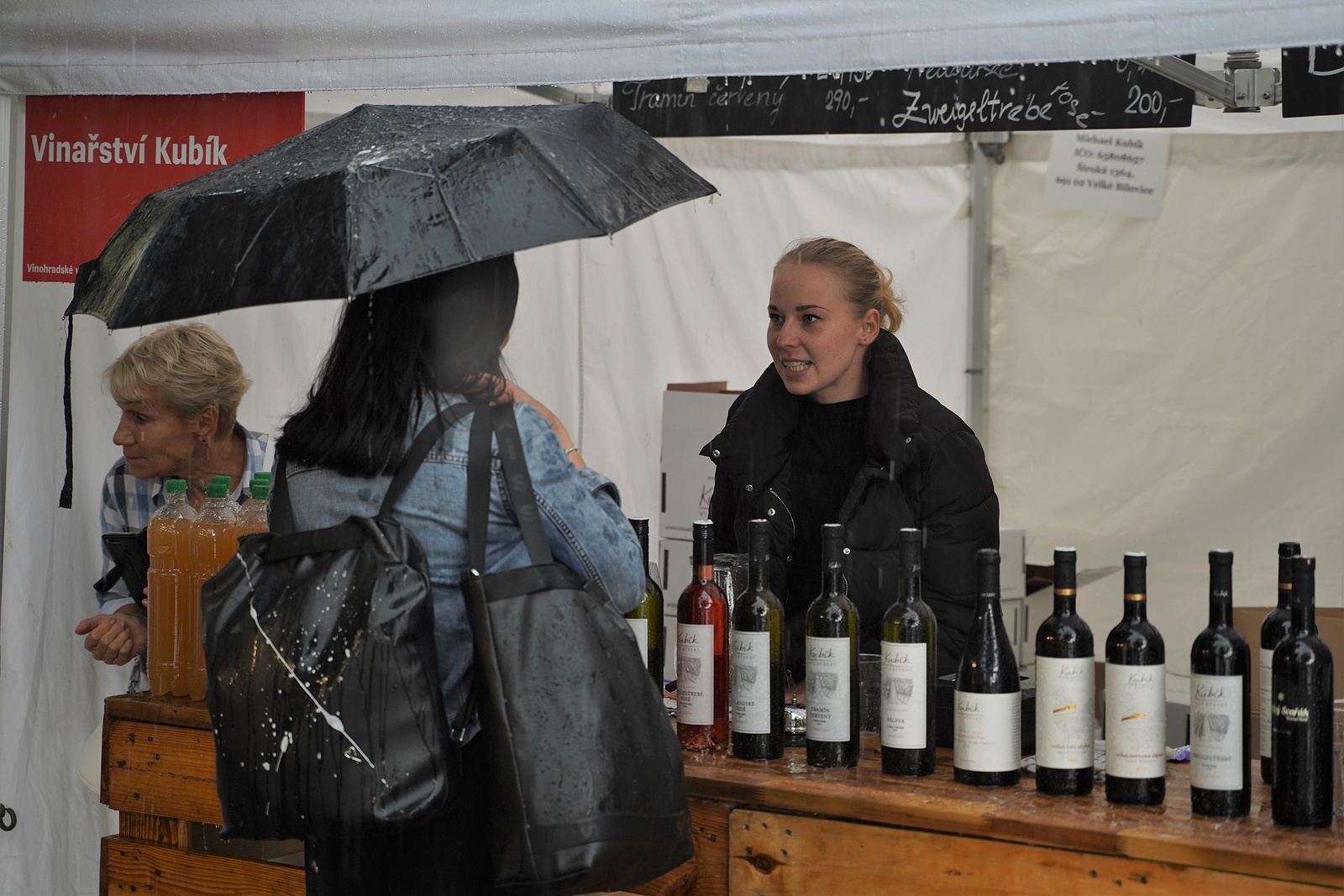 Foto: Vinohradské vinobraní láká na sklenku vína, páteční zahájení zaskočil  déšť - Pražský deník