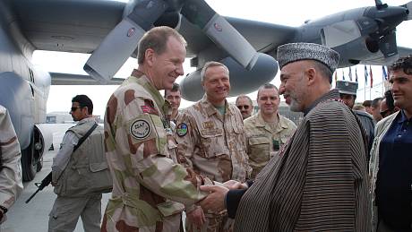 Generálmajor Bohuslav Dvořák s prezidentem Afghánistánu Hamidem Karzáím.