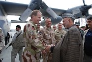 Generálmajor Bohuslav Dvořák s prezidentem Afghánistánu Hamidem Karzáím.