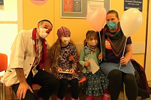 Očkování dětí ve věku od 5 do 11 let proti koronaviru ve Všeobecné fakultní nemocnice v Praze. O zábavu se postarali zdravotní klauni.