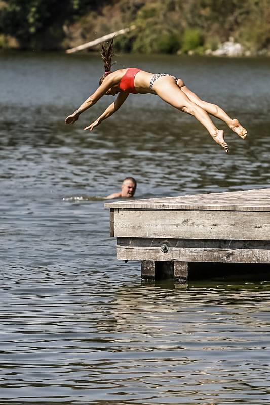 Rekordních teplot si lidé v okolí Prahy užívali třeba koupáním v řece Berounce. 