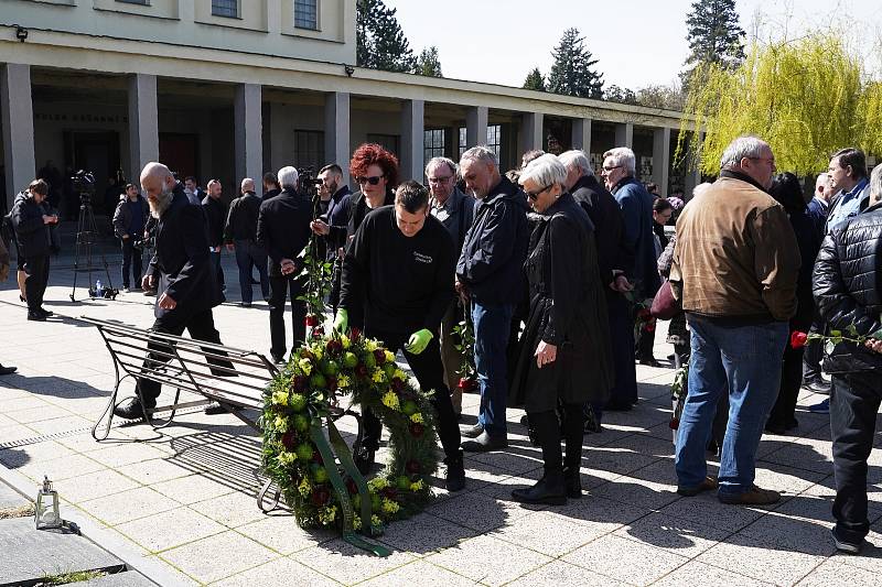 Z posledního rozloučení ve strašnickém krematoriu se zavražděným učitelem Středního odborného učiliště v Ohradní ulici v Praze 4.