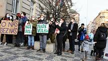 Demonstrace proti zrušení kralupské střední odborné školy a učiliště před budovou Krajského úřadu Středočeského kraje na pražském Smíchově.