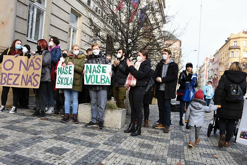 Demonstrace proti zrušení kralupské střední odborné školy a učiliště před budovou Krajského úřadu Středočeského kraje na pražském Smíchově.