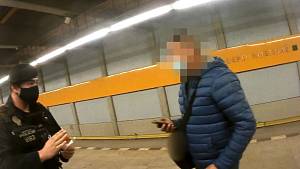 Muž bez roušky v pražském metru