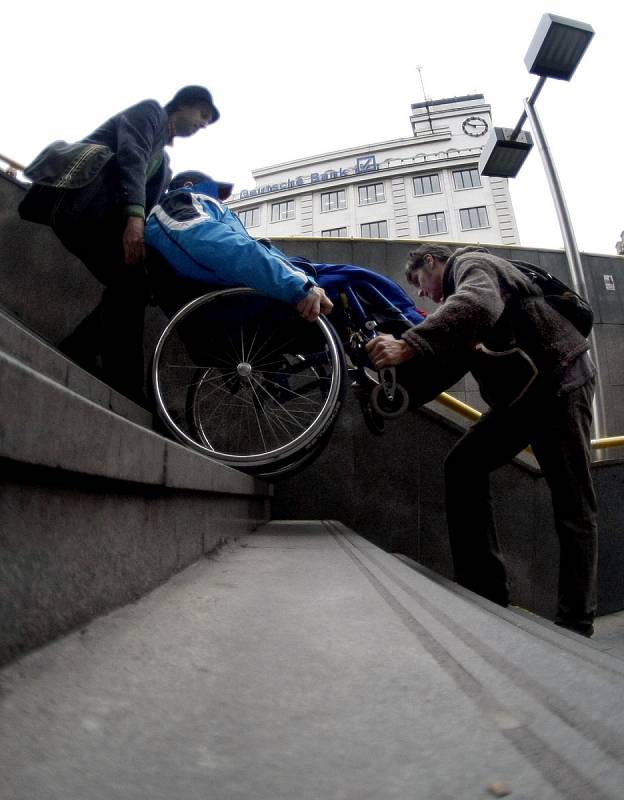 Vozíčkář v pražském metru. Ilustrační foto. 