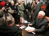 Autogramiáda prezidenta Václava Klause ke knize Rok devátý, se konala ve čtvrtek 8.března v Paláci knih Luxor v Praze. 