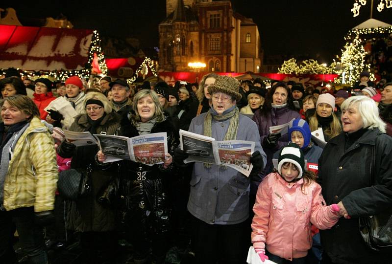 Česko zpívá koledy na Staroměstském náměstí