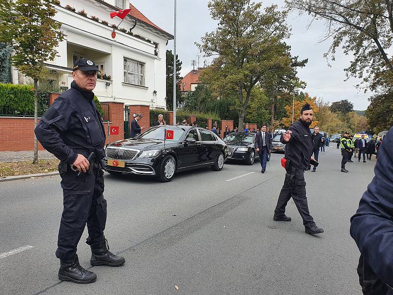 Erdoganův příjezd k tureckému velvyslanectví v Praze.