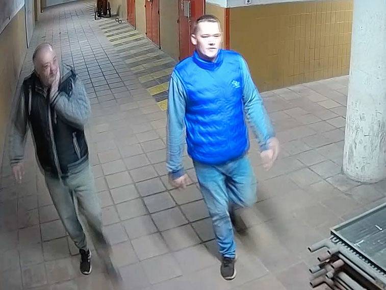 Policisté z místního oddělení Pankrác pátrají od března po dvou neznámých mužích, kteří v Praze 4 odcizili pět padesátilitrových sudů od piva.