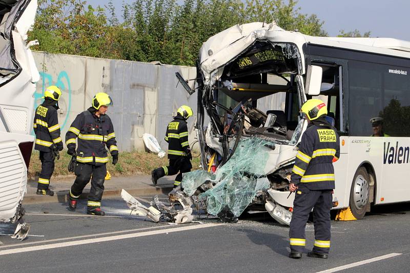 Nehoda autobusů v ulici K Barrandovu 7. září 2021.
