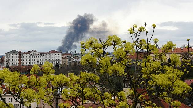Kouř z požáru stájí Císařském ostrově nad Prahou.