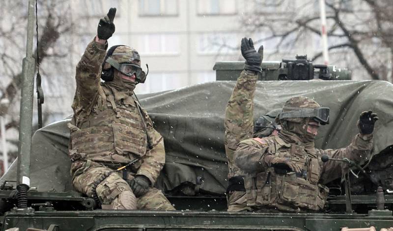 Vozidla amerického armádního konvoje, jehož účastníci se přes Česko vracejí ze cvičení v Pobaltí na domovskou základnu v Německu, dorazila v pondělí 30. března 2015 do ruzyňských kasáren v Praze.