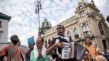 Účastníci desátého ročníku indického festivalu Ratha Yatra prošli 16. července centrem Prahy.