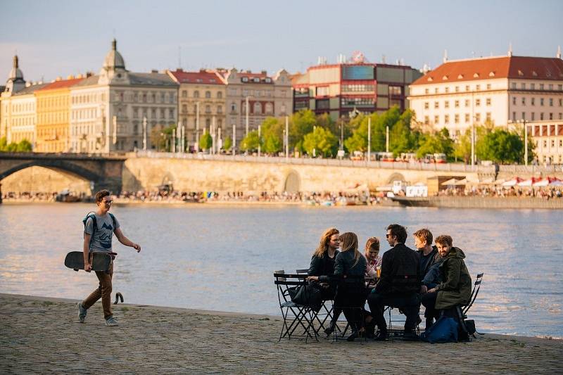 Projekt Pražské židle a stolky se rozroste v roce 2019 o lehátka.