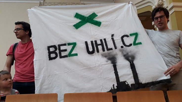 Protest. Na zasedání pražského zastupitelstva dorazili středoškoláci bojující za aktivní řešení změn klimatu.