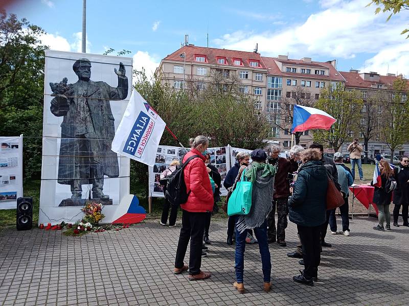 Na náměstí Interbrigády v Praze, kde stával pomník sovětského maršala Koněva, se potkali sympatizanti i odpůrci současného Ruska.