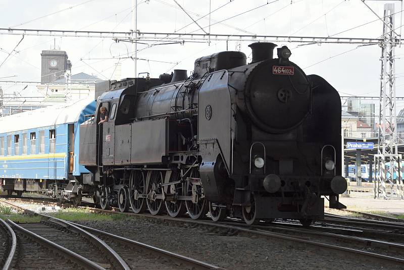 Odjezd lokomotivy 464.102 z Masarykova nádraží v Praze do opravy.