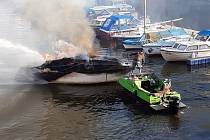 Požár lodi v Podolském přístavu.