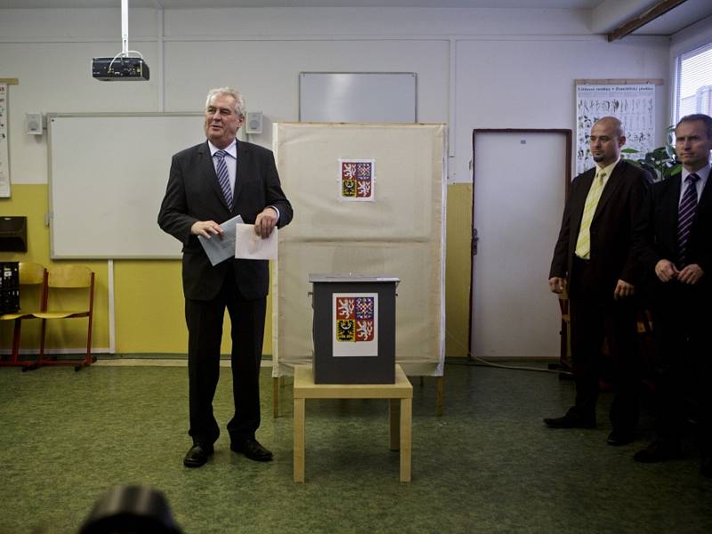 Volby do Poslanecké sněmovny 25. října v ZŠ Květnového vítězství v Praze. Miloš Zeman