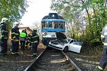 Rychlík se v pražské Liboci srazil na přejezdu s osobním vozem. Člověka z auta preventivně zkontrolují v nemocnici. Nehoda zastavila vlaky do Kladna.