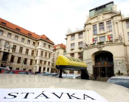 Páteční stávka taxikářů před budovou magistrátu na Mariánském náměstí.